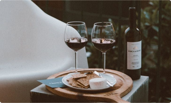 ¿Cuál es el plazo para cumplir los requisitos de etiquetado del vino introducidos por el Reglamento 2021_2117 de la UE?