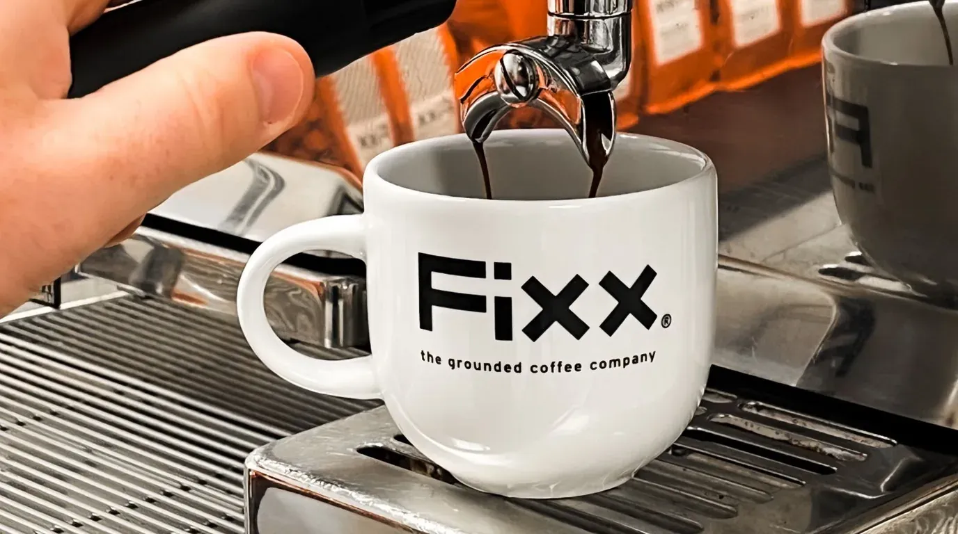 يمكن لعملاء قطاع الأعمال استخدام معلومات المنتج لتدريب فرقهم فنجان إسبريسو من FiXX تحت حامل البن في آلة إسبريسو، وتنعكس أكياس FiXX على سطحها الكرومي