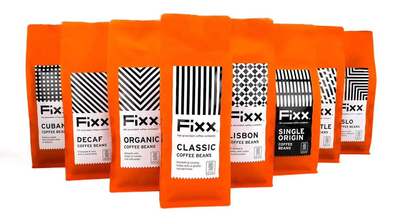 تشكيلة FiXX، من Classic وOrganic إلى Single Origin صف من أكياس قهوة FiXX البرتقالية: Cuban وDecaf وOrganic وClassic وLisbon وSingle Origin وغيرها