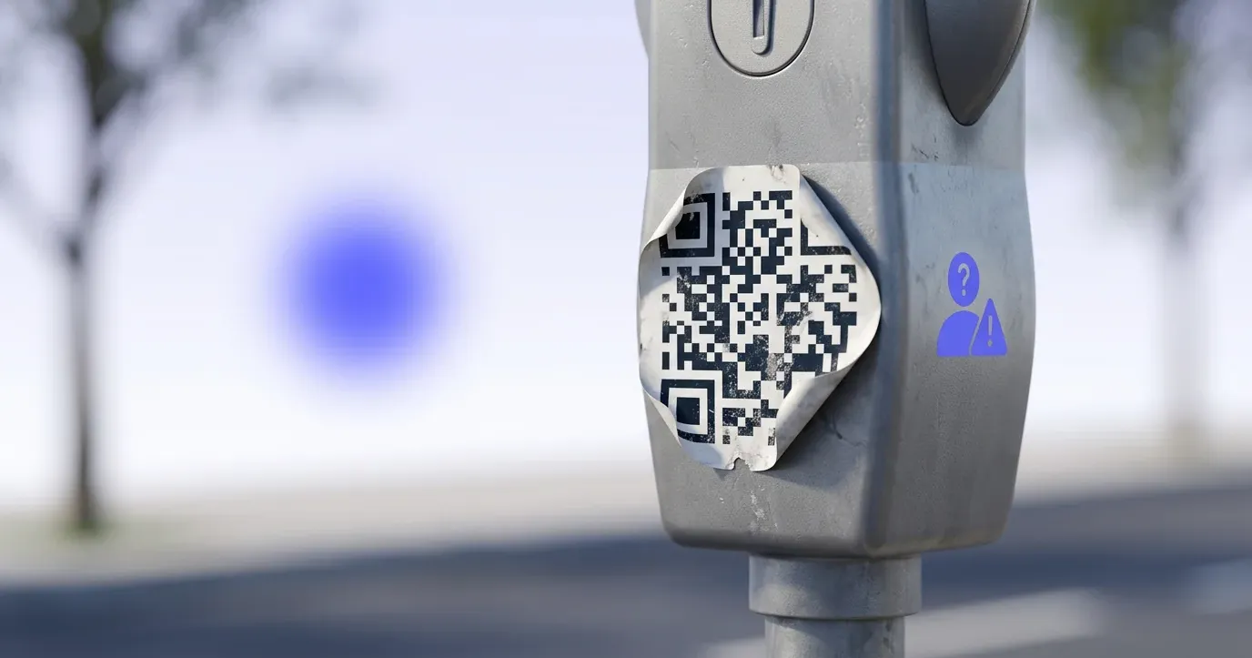ملصق رمز QR مشبوه موضوع فوق رمز مطبوع أصلي، يوضّح احتيال التصيّد عبر رموز QR مقابل رمز علامة تجارية جدير بالثقة