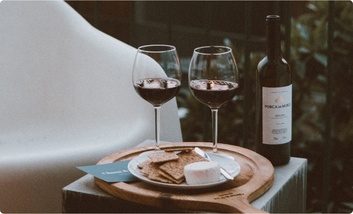 ¿Cuál es el plazo para cumplir los requisitos de etiquetado del vino introducidos por el Reglamento 2021_2117 de la UE?